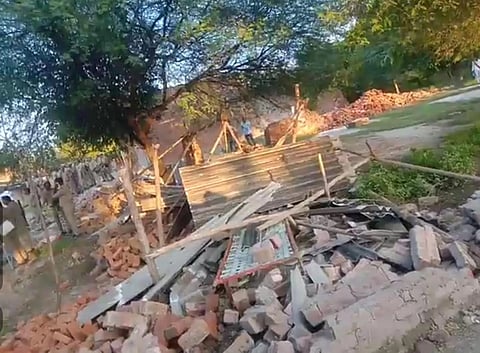 जेसीबी से आरोपियों के अवैध निर्माण को गिरवाती पुलिस और प्रशासन की टीम