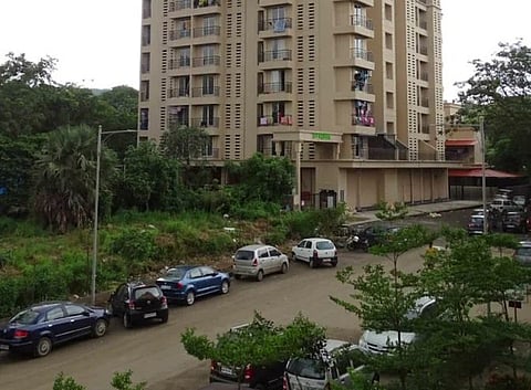 ठाणे के घोड़बंदर रोड पर 28 वर्षीय महिला प्रियंका मोहिते ने एक साल की बेटी के साथ अपनी बालकनी से कूदकर आत्महत्या कर ली।