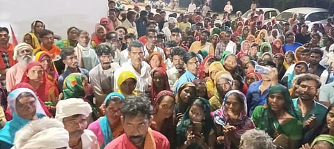 आदिवासियों ने घेरा ग्वालियर कलेक्ट्रेट