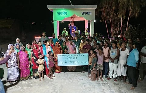 न्याय की मांग करते पीड़ित परिजन और ग्रामीण