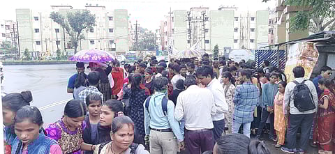 तेज बारिश के दौरान भी अपनी मांगों के समर्थन युवा धरना स्थल पर बैठे रहे।