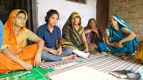 मोहित यादव का परिवार। रिंकी (हरी साड़ी में) और मां (नीली साड़ी में)