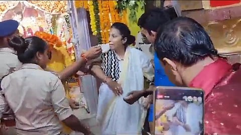 राजपरिवार के सदस्य को बाहर निकालती पुलिस।