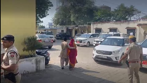 पीड़िता को मेडिकल के लिए ले जाती पुलिस