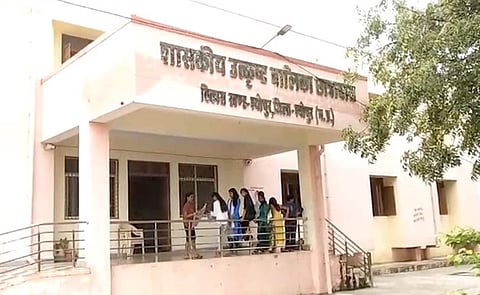 मध्य प्रदेश: आदिवासी छात्रा ने हॉस्टल में लगाई फांसी, वार्डन और पुलिस पर टॉर्चर करने के आरोप!