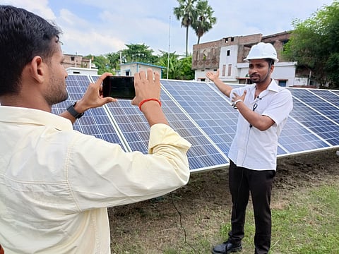 अर्थ जर्नलिज्म नेटवर्क द्वारा रिन्यूअल इनर्जी पर आयोजित पत्रकारों की कार्यशाला में फील्ड ट्रिप रिपोर्टिंग के दौरान द मूकनायक के पत्रकार राजन चौधरी स्टोरी. स्थान- लालगंज, पटना, बिहार