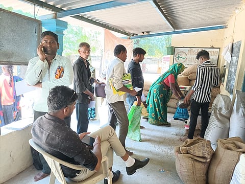 2021 में कांति परमार की दुकान पर राशन लेते ग्रामीण और मौके पर मौजूद रिवेन्यू तलाटी (खाद्य अधिकारी)