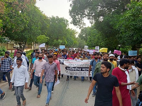 अगस्त महीने में छात्रों ने अपना विरोध प्रदर्शन तेज़ कर दिया था।