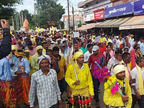 मध्य प्रदेश: एसटी का सर्टिफिकेट नहीं मिलने पर किया कलेक्टर कार्यालय का घेराव!