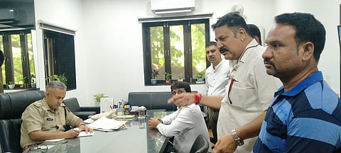 कर्मचारी संगठनो के प्रतिनिधिमंडल ने सोमवार को पुलिस अधीक्षक से मुलाकात कर ज्ञापन दिया