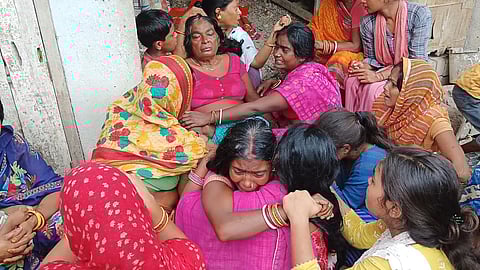 बिहार में ज़हरीली शराब पीने से मौत के बाद मौके पर मौजूद भीड़.