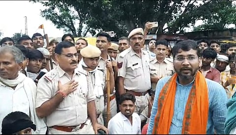 अलवर में पीड़ित परिजनों से समझाइश करती पुलिस