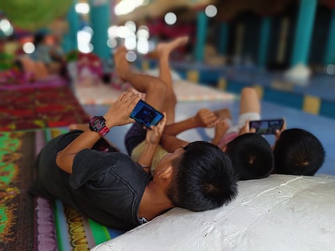 मणिपुर के मोयरांग क्षेत्र के खोयोल कैथेल रिलीफ़ कैंप में बच्चे।