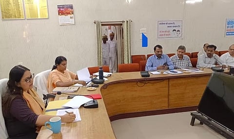 गोंडा जिलाधिकारी नेहा शर्मा जिले के अधिकारियों के साथ