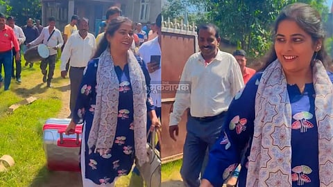 पिता के संग बैंड-बाजे के साथ घर को लौटती साक्षी