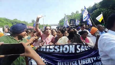 सभी हाशिए पर रहने वाले समुदायों के लोग न्याय की खोज में रितु सिंह के साथ शामिल हुए।