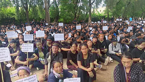 मणिपुर के चुराचांदपुर जिले में वॉल ऑफ रिमेंबर्स के सामने अगस्त में एक प्रदर्शन के दौरान कुकी महिलाएं।