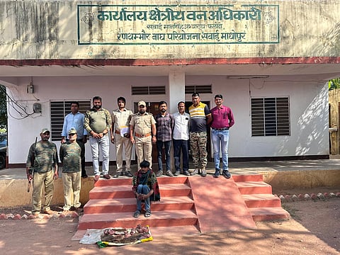 शिकार के आरोप में पकड़ा गया आदिवासी युवक