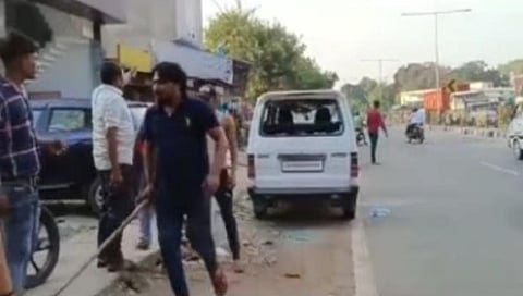 हथियार बन्द लोगों ने प्रियंका किन्नर के वाहन को तोड़कर छतिग्रस्त कर दिया