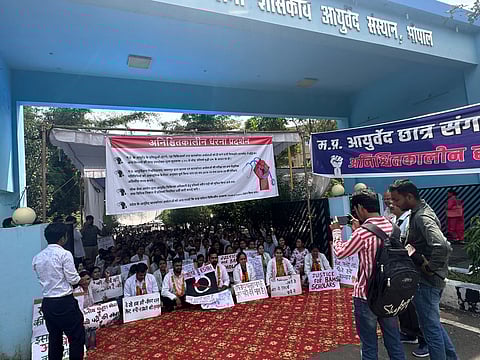 कॉलेज परिसर में भूखहड़ताल पर बैठे छात्र