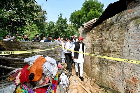 घटना स्थल पर मौजूद अखिलेश यादव