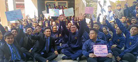 अब तक की ख़बरें: अल्मोड़ा में इंस्टीट्यूट पर तालाबंदी कर सड़कों पर उतरे होटल मैनेजमेंट के छात्र