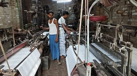 बड़े व्यापारी छोटे करघा मालिकों को कच्चा माल उपलब्ध कराते हैं, जो बदले में उन्हें तैयार कपड़ा एक निश्चित दर पर उपलब्ध कराते हैं।