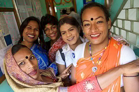 डेरे में किन्नर समाज के लोग।