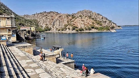 जयसमंद झील में रोहू, कतला, मृगल, लाची, सिंघाड़ा, मुरमोला जैसी मछलियाँ बहुतायत में पाई जाती हैं जिनकी बाहर राज्यों में बहुत डिमांड है.