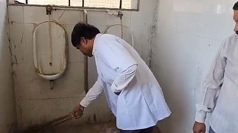 अस्पताल के दलित डीन टायलेट साफ करते हुए