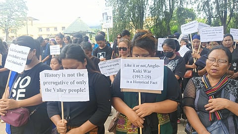 मणिपुर के चुराचांदपुर जिले में वाल ऑफ रिमेंबर्स के सामने प्रार्थना कर रहीं कुकी महिलाएं