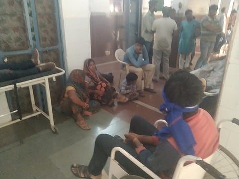 अस्पताल में मौजूद घायल परिवार