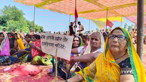 किसान आंदोलन के एक साल पूरे होने पर एक कार्यक्रम में आईं ग्रामीण महिलाएं, आजमगढ़