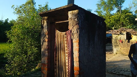 घटिया सामग्री से निर्मित शौचालय एक से दो साल में ही जर्जर हो जाते हैं।