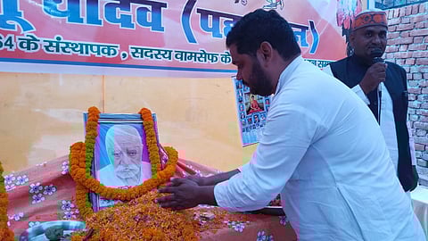 मृतक बंसू यादव के चित्र पर पुष्पार्जन करने रिहाई मंच के राजीव यादव