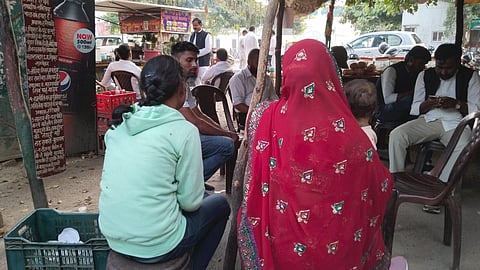 दलित मां-बेटी एक दुकान पर बैठी हुई