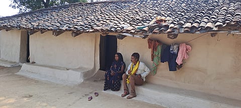 सीधी पेशाब कांड का पीड़ित आदिवासी दशमत रावत और उसका परिवार