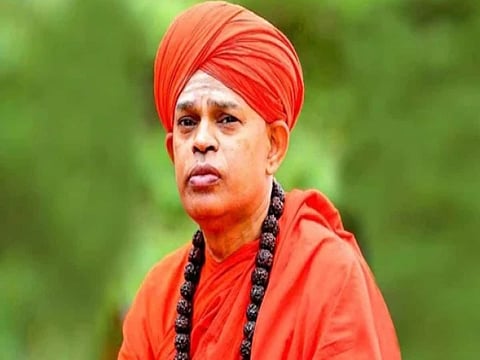 कर्नाटक: जेल से छूटे महंत, एक ही दिन में वारंट और गिरफ्तारी