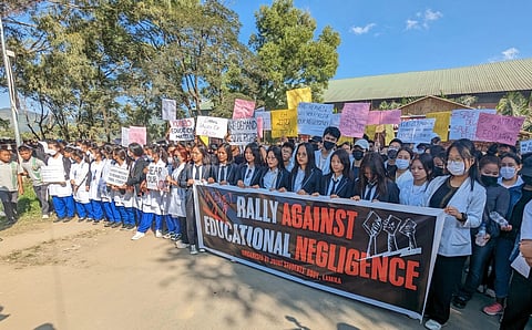 अलग-अलग कक्षाओं की सैकड़ों छात्राओं ने जॉइन्ट स्टूडेंट बॉडी (जेएसबी) के बैनर तले शैक्षिक अधिकारों की मांग की। स्थान- चुराचांदपुर जिला, मणिपुर