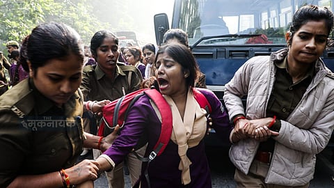 धरनारत डायल 112 की संविदा महिला कर्मी को ले जाती पुलिस