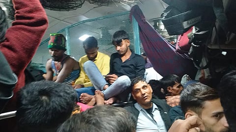 ट्रेन के अंदर इतने यात्री हैं कि खड़े टिकट जांच अधिकारी के घुसने भर की भी जगह नहीं है।