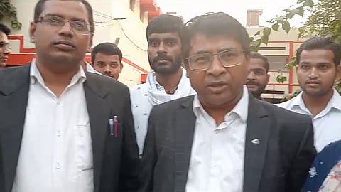 सहायक प्रोफेसर विक्रम हरिजन अपने साथियों के साथ