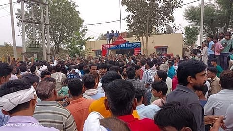 घटना के बाद प्रदर्शन करते ग्रामीण