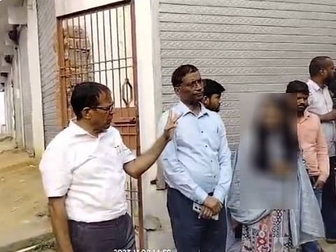 एसडीम गुलाब चन्द्र के साथ पीड़िता