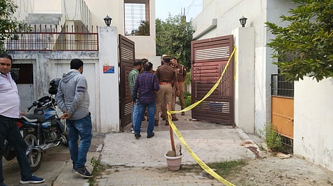 इंस्पेक्टर सतीश कुमार सिंह की हत्या के बाद घटनास्थल पर पहुंची थी पुलिस टीम।