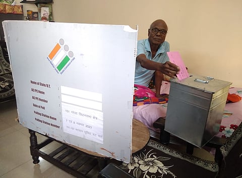अस्सी साल के बुज़ुर्ग महेंद्र मिश्रा ने अपने ही घर में बने मतदान केंद्र पर बोट डाला।