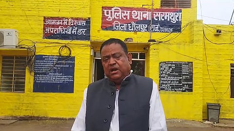 रिपोर्ट लिखाने के बाद थाने से निकलते खिलाड़ी लाल बैरवा