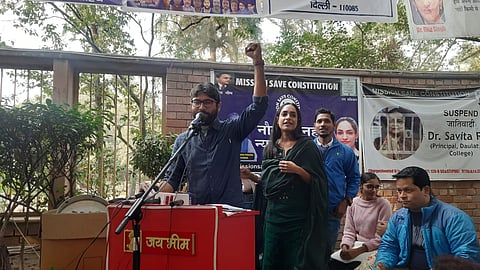 दिल्ली: डीयू से निकाले गए एडहॉक प्रोफेसरों के समर्थन में उतरे विधायक जिग्नेश मेवाणी