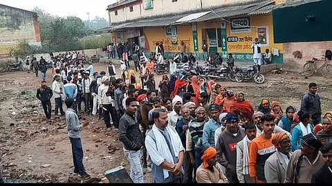 खाद के लिए लाइन में लगे किसान