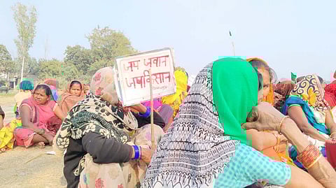 उत्तर प्रदेश के आजमगढ़ के खिरियाबाग में किसानों के आन्दोलन के दौरान अपनी जमीन बचाने की लड़ाई में धरने पर बैठीं महिलाएं. रिहाई मंच भी इसमें शामिल रहा.